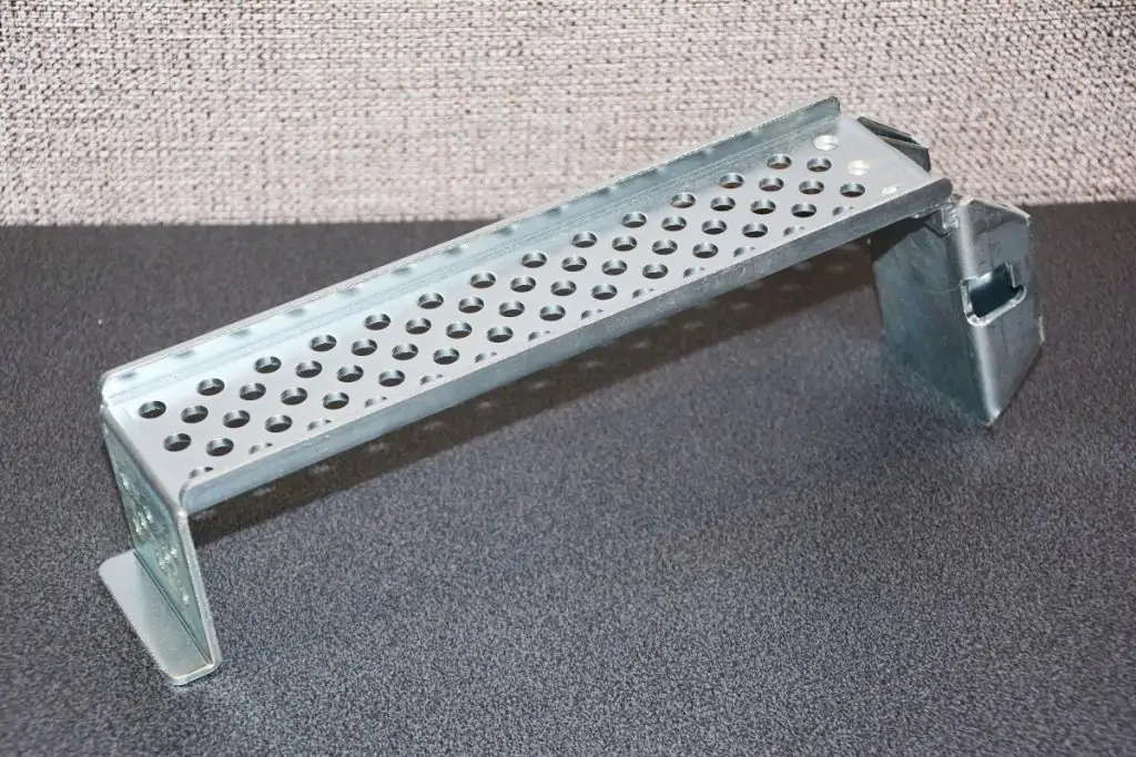 板金加工製品 (建築現場向け梯子フック)